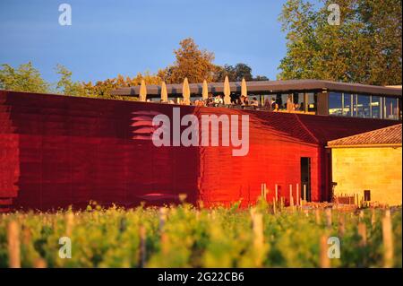 FRANKREICH. NOUVELLE-AQUITAINE. GIRONDE (33). SAINT-EMILION. DAS WEINGUT VON CHATEAU LA DOMINIQUE, 2013 VON JEAN NOUVEL HERGESTELLT. DIE ROTE FARBE IST REMEMBERI Stockfoto