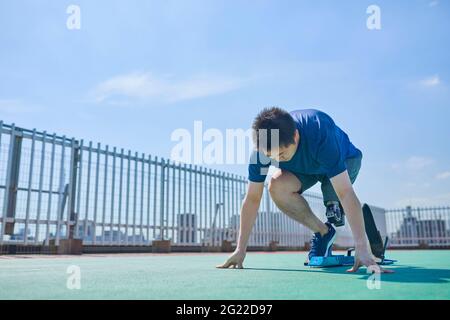 Japanischer Amputee-Athlet trainiert auf dem Dach Stockfoto