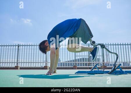 Japanischer Amputee-Athlet trainiert auf dem Dach Stockfoto