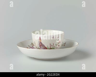 Tasse und Untertasse. Diese Tasse und Untertasse sind mit Darstellungen chinesischer Figuren verziert, einer Art Dekoration, die Chinoiserie genannt wird. Die Figur auf der Tasse spielt ein Blasinstrument, die auf der Untertasse liegt in einer Landschaft. Solche Dekorationen, kombiniert mit exotischen Blumen, wurden von der gemalten Dekoration inspiriert, die in Meißen um 1725 auf Porzellan gefunden wurde. Stockfoto