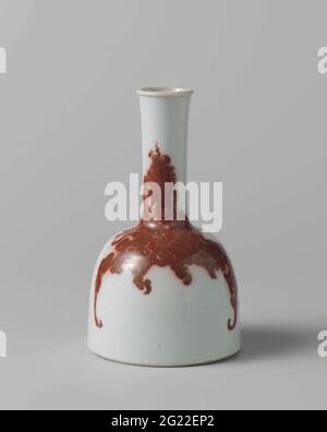 Vase Mit Drachen. Porzellanvase mit schmal zulaufendem Bauch, runder Schulter und leicht ausbreitendem Hals, in Unterglasur blau und rot lackiert. An Wand und Hals zwei Wolkenbohrer in Unterglasur rot mit einem lowergraing blauen Auge. Auf der Unterseite mit dem sechs-Zeichen-Zeichen von Kaiser Kangxi in zwei horizontalen Reihen signiert. Goudaak Reparatur am Rand. Mittelblau mit kupferrot. Stockfoto