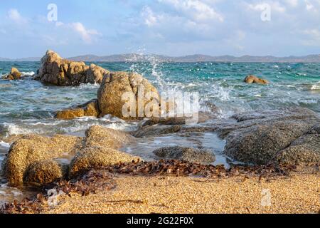 Landschaftlich schöner Blick auf die Küste im Valle Dell'Erica mit Blick auf die Insel Spargi, Santa Teresa Gallura, Sassari, Sardinien, Italien, Stockfoto