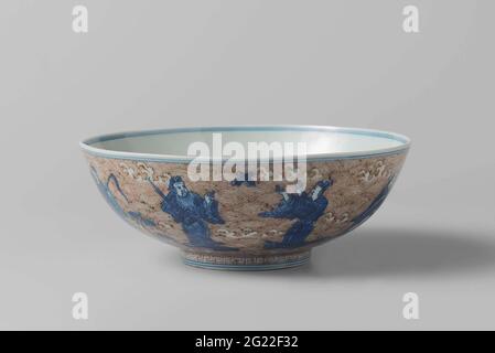 Schale mit den acht Ungläubischen und Shoulao. Schale aus Porzellan mit ausgestellter Wand, in Unterglasur blau und rot lackiert. Außen die acht Unmenschlichen, die auf Meerestieren stehen, vor einem Hintergrund schäumender Wellen; unten shoulao mit einem Hirsch mit einem Pilz im Mund vor einem Hintergrund schäumender Wellen und Wolken; um den Fußring eine dekorative Bordüre mit Meander-Motiv. Auf der Unterseite die sechs Zeichen markieren Chenghua in einem Doppelkreis und ein altes Etikett mit der Aufschrift 'Ching-Hua Periode 1465-1488 1888 A. Stapnell'. Mittelblau mit kupferrot. Stockfoto