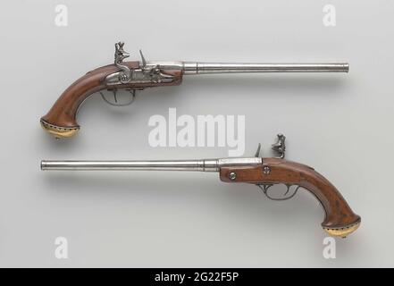 Rücklast-Feuerstein. Feuerstein oder Kavalleriegewehr; Teil eines Paares. Das Schloss ist gemeißelt und mit Lob, einem Vogel und einer Signatur, die mit Ranken verziert ist, eingraviert. Die Schlaufe kann teilweise abgeschraubt werden und wurde oben mit Lob eingraviert und mit den Buchstaben CMLI, einer gekrönten Rose, dem Buchstaben L und der LOVROV-Signatur abgesenkt; der trump hat die Form einer Tulpe wie eine Waffe und hat einen Kragen. Die kolf Kappe wird mit vergoldeten Kupfer, der Rest der Waffe mit Eisen eingefangen und besteht aus einem geweckten Trigger-Bügel mit drei eisernen Knöpfen und einer kolf Kappe mit einer vergoldeten Kupfer Kappe, die ein weckt Stockfoto