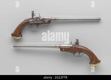 Rücklast-Feuerstein. Feuerstein oder Kavalleriegewehr; Teil eines Paares. Das Schloss ist gemeißelt und mit Lob und einem Vogel eingraviert und trägt eine Signatur. Die Schlaufe kann teilweise abgeschraubt werden und ist mit Lob eingraviert und die Aufschrift maestricht und unten mit den Buchstaben CMLI gekennzeichnet; der trump hat die Form einer Tulpe wie eine Waffe und hat einen Kragen. Der Teig der kolf-Kappe besteht aus vergoldetem Kupfer, der Rest aus Eisen und besteht aus einem gegabelten Abzugsbügel mit drei eisernen Knöpfen und einer ovalen Ebene mit einem laurierten Kopf auf der Abzugshalterung sowie einer kolf-Kappe mit einer vergoldeten Kupferkappe Stockfoto