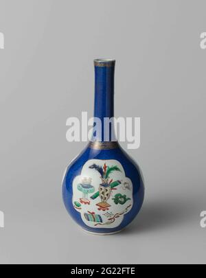 Birnenförmige Flaschenvase mit Puderblau, Blütensprühen und Antiquitäten. Flaschenförmige Vase aus Porzellan mit birnenförmigem Bauch und langem, geradem Hals, in Unterglasur blau und auf der Glasur blau, rot, grün, gelb, Aubergine gemalt, Schwarz und Gold. Die Flasche ist mit bleu poudré bedeckt, an der Wand stehen drei gesparte Felder, von denen eines mit Antiquitäten und zwei mit Blumenzweigen gefüllt ist; an der Basis des Halses eine dekorative Bindung mit Mäander- und Ruyi-Motiv; am Rand ein Band mit Mäander-Motiv; Der Rand ist mit Gold bedeckt. Bleu Poudré mit Famille verte. Stockfoto