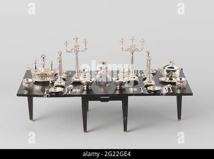 Kastanjevaas. Eiförmige Kastanie auf einem Quadratfuß. Die beiden Griffe sind rechteckig und oben gebogen. Die Vase ist vertikal gerillt. Der Deckel mit hohem Schruppenanfall ist nicht gerillt. Der Knopf des Deckels wird von einem Blumenstrauß gebildet. Guird-Bauten sind auf dem Fuß eingraviert. Die Kastanjevaas sind beschriftet: STK. = Amsterdam, JRL. = G (1791) und MT. = Hendrik Duller. Die Kastanjevaas ist Teil einer identischen Vase (BK-NM-11177-246). Stockfoto