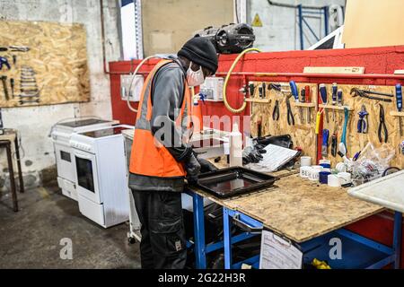 Villeurbanne (Ostfrankreich). ENVIE Rhone, freiwillige Organisation und soziale Integration Öko-Unternehmen, spezialisiert auf die Wiederverwendung und Reparatur von housho Stockfoto