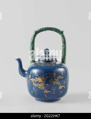 Teekannen mit Puderblau und Perlen jagen Drachen in Gold. Teekannen aus Porzellan mit gebogenem Auslauf und hohem oberen Griff, bedeckt mit Unterglasur blau und auf dem Keks grün und schwarz und auf der Glasur Gold. An der Wand zwei Mal ein perlenwurzelter Drache zwischen Flammen. Auf der Schulter ein Band mit Punkten und eines mit Serviette, unterbrochen von einer Kartusche mit einer Blume. Der Griff mit geometrischen Motiven. Bleu Poudré mit E-Mail sur Biscuit. Stockfoto