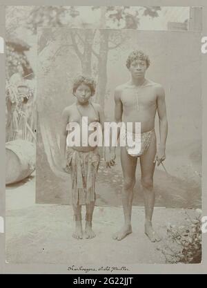 Karbegers. Porträt eines jungen indischen Ehepaars, in der Bildunterschrift Carbians (Carbenders) genannt, das vor einem Tuch mit bemaltem Fantasy-Dekor steht. Aufnahme im Garten des Fotografen in Paramaribo. Teil des Fotoalbums Souvenir de Voyage (Teil 3), über das Leben der Familie Doyer in und um den plantagenretreat in Suriname in den Jahren 1906-1913. Stockfoto