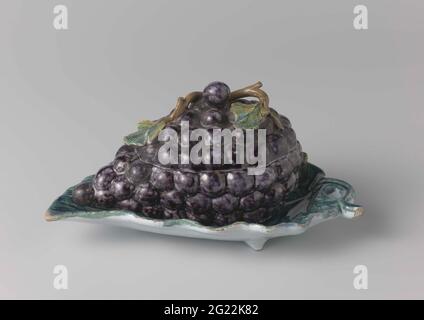 Untermalung von bunt bemalten Fayence. In Form eines Blattes unterdatiert. Pferd mit einer Terrine aus Steingut in der Form eines Traubenbeschnittes. Stockfoto