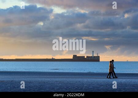 Boulogne sur Mer (62): Spaziergänger am Strand am Abend, mit dem Carnot-Deich im Hintergrund Stockfoto