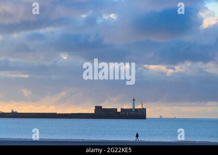 Boulogne sur Mer (62): Spaziergänger am Strand am Abend, mit dem Carnot-Deich im Hintergrund Stockfoto