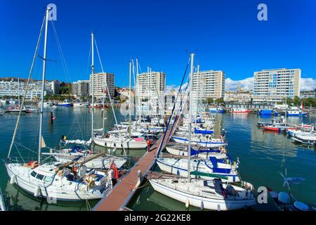 Boulogne sur Mer (Nordfrankreich): Der Yachthafen mit Gebäuden entlang des Boulevard Gambetta im Hintergrund Stockfoto