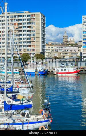 Boulogne sur Mer (Nordfrankreich): Der Yachthafen mit Gebäuden entlang des Boulevard Gambetta im Hintergrund. In der Mitte befindet sich die Basilika Notre Dame de Stockfoto
