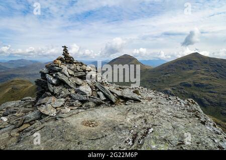 Der Gipfelsturm des Munro-Berges von Cruach Ardrain bei Crianlarich, Schottland. Ben More und Stob Binnein sind ebenfalls im Hintergrund zu sehen Stockfoto