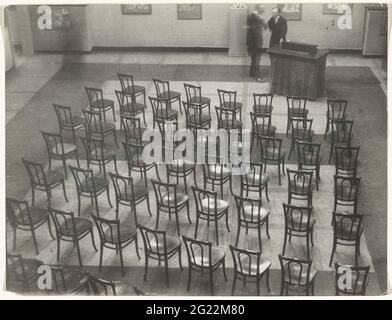 Karl mit und Konrad Adenauer für einen leeren Raum mit Stühlen, evtl. Museum für Kunstgewerbe in Köln. Stockfoto
