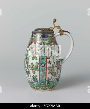 TANKARD mit Blumensprühen in Tafeldekoration und Deckel aus Zinn. Tonnenförmiger Bierkrug aus Porzellan mit C-förmigem Ohr und Zinndeckel mit Daumenvertrauen, auf der Glasur in blau, rot, grün, gelb, Auberginen, Schwarz und Gold. Vier lange Kartons in Form eines Lotusmagazins, gefüllt mit Blumenzweigen, Steinen und Vögeln; zwischen den Kartons lose Blumen auf einem schwarz gesprenkelten grünen Boden; hier oben abhängige Fächer mit Lotusgetränken, umgeben von Frosch-„Froschspawn“, über einer Bindung mit Ruyi-Motiv; Um den Rand und den Fuß ein Band mit geometrischem Muster. Der Zinndeckel mit Blumenzweigen und Vogel in Stockfoto