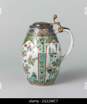 TANKARD mit Blumensprühen in Tafeldekoration und Deckel aus Zinn. Tonnenförmiger Bierkrug aus Porzellan mit C-förmigem Ohr und Zinndeckel mit Daumenvertrauen, auf der Glasur in blau, rot, grün, gelb, Auberginen, Schwarz und Gold. Vier lange Kartons in Form eines Lotusmagazins, gefüllt mit Blumenzweigen, Steinen und Vögeln; zwischen den Kartons lose Blumen auf einem schwarz gesprenkelten grünen Boden; hier oben abhängige Fächer mit Lotusgetränken, umgeben von Frosch-„Froschspawn“, über einer Bindung mit Ruyi-Motiv; Um den Rand und den Fuß ein Band mit geometrischem Muster. Der Zinndeckel mit Blumenzweigen und Vogel in Stockfoto