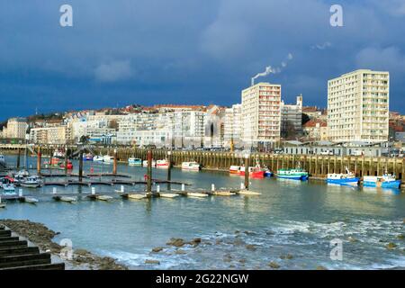 Boulogne sur Mer (Nordfrankreich): Der Yachthafen entlang des Flusses Liane. Im Hintergrund Gebäude entlang des Boulevard Gambetta Stockfoto