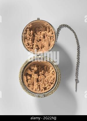 Gebetsmutter mit der Geburt und der Anbetung der Heiligen drei Könige. Ein kleines Gebet in silberner Schale, bestehend aus zwei Miniaturreliefs der Geburt Christi und der Anbetung der Könige. Beide Reliefs sind aus Buchsbaum gefertigt und in zwei aufklappbaren, silbernen Halbkugeln mit Verschluss und einer kleinen Kette montiert. Die silberne Kugel ist komplett mit einer äußerst raffinierten gotischen Gravur verziert: Zum einen Tiere zwischen Blättern (ein Affe, ein Hund, eine Eule und andere Vögel), zum anderen fünf Figuren: Eva, ein Mann, der mit einer Schaufel den Boden erschafft, ein Mann mit einem Mann mit EINEM Falken, ein Mann, der im Wasser steht Stockfoto