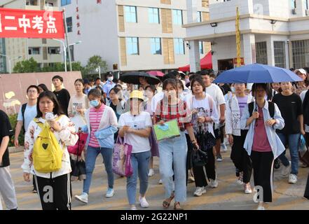 Suichuan, Suichuan, China. Juni 2021. Am 7. Juni 2021 wurden am Aufnahmeprüfungsort der Mittelschule Suichuan Nr. 2 in der Provinz Jiangxi die Kandidaten nach Abschluss der ersten japanischen und mathematischen Prüfungen in der Aufnahmeprüfung der Hochschule, Und die Studenten, die aus dem Untersuchungsraum gingen, jubelten sich gegenseitig im Austausch und zeigten ein entspanntes Lächeln. Eltern, die auf Kandidaten außerhalb warten, um ihren Kindern eine große Ermutigung zur Vorbereitung auf die nächste Prüfung zu geben. Quelle: SIPA Asia/ZUMA Wire/Alamy Live News Stockfoto