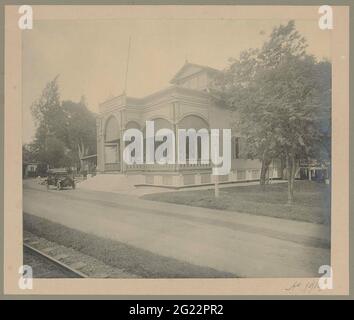Atjeh Drukkerij. Blick auf den Atjeh Drukkerij in Banda Aceh, 1914. Ein Auto steht auf der Straße an der Treppe. Foto auf Karton geklebt. Teil einer Gruppe von neun Fotos über die Druckerei Aceh. Stockfoto