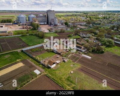 Landschaft Luftlandschaft in Yahotyn, Ukraine. Dorfhäuser mit bebauten Feldern und kleiner Fabrik Stockfoto