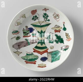 Untertasse mit wertvollen Gegenständen und Antiquitäten. Schale mit runder Porzellanwand, in Unterglasur blau und auf der Glasur blau, rot, grün, gelb, Aubergine gemalt, Schwarz und Gold. Auf den flachen chinesischen Antiquitäten; der Boden mit vier Wertsachen. Auf der Unterseite mit einer Siegelmarkierung in einem Doppelkreis gekennzeichnet. Drei Risse in der Kante. Famille Verte. Stockfoto