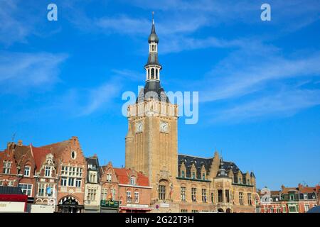 Bailleul (Nordfrankreich): Überblick über den Glockenturm und das Rathaus. Der Glockenturm ist als National Historic Landmark (French 'Monument histo Stockfoto