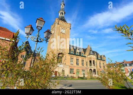 Bailleul (Nordfrankreich): Überblick über den Glockenturm und das Rathaus. Der Glockenturm ist als National Historic Landmark (French 'Monument histo Stockfoto