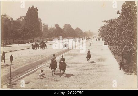 Avenue du Bois de Boulogne mit Fahrern und Wagen, Paris; 990 Paris - L'Avenue du Bois de Boulogne. Stockfoto