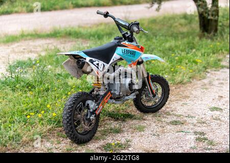 terni,italien juni 08 2021:Mini Motocross für Kinder oder Erwachsene für Offroad-Rennen Stockfoto