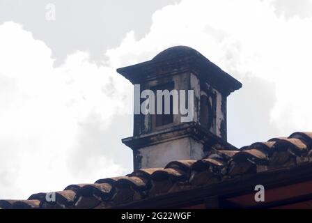 Architektonisches Detail von Schornsteinen in Kolonialhäusern der Kolonialstadt La Antigua Guatemala Stockfoto