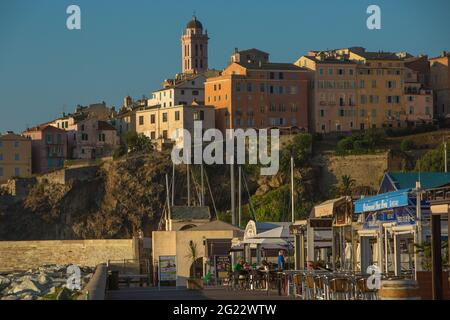 FRANKREICH. HAUTE-CORSE (2B) BASTIA. ALTER HAFEN MIT DER ZITADELLE IM HINTERGRUND Stockfoto