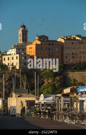 FRANKREICH. HAUTE-CORSE (2B) BASTIA. ALTER HAFEN MIT DER ZITADELLE IM HINTERGRUND Stockfoto