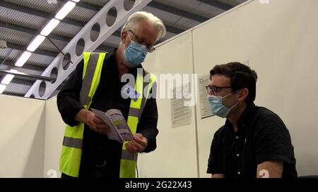 Screengrab aus dem PA-Video des Bürgermeisters von Greater Manchester, Andy Burnham (rechts), der seine zweite Dosis der COVID-19-Impfung von Oxford AstraZeneca in der Impfklinik im Etihad Stadium, Manchester, erhielt. Bilddatum: Dienstag, 8. Juni 2021. Stockfoto