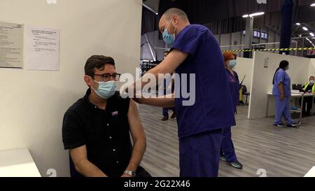 Screengrab aus dem PA-Video des Bürgermeisters von Greater Manchester, Andy Burnham, der seine zweite Dosis der COVID-19-Impfung von Oxford AstraZeneca in der Impfklinik im Etihad Stadium, Manchester, erhielt. Bilddatum: Dienstag, 8. Juni 2021. Stockfoto