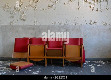 Templin, Deutschland. Juni 2021. Eine Reihe von Klappstühlen steht in einem alten Klassenzimmer des 'Joachimsthalschen Gymnasiums-Gebäudeensembles'. Für das ehemalige Joachimsthal-Gymnasium in Templin gab es in den vergangenen 30 Jahren viele Interessenten. Seit 2016 arbeitet eine Stiftung an der Erhaltung des denkmalgeschützten Gebäudekomplexes. Bis 2024 soll hier eine europäische Schule gebaut werden. Quelle: Patrick Pleul/dpa-Zentralbild/ZB/dpa/Alamy Live News Stockfoto