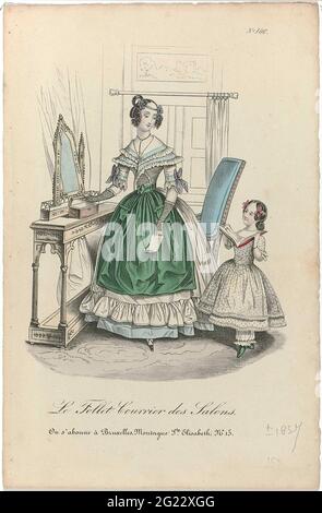 Le Follet Courrier des Salons, Brüssel-Ausgabe, ca. 1837, Nr. 186. Frau, die an einem Frisiertisch im gotischen Stil steht, mit einem Brief in der Hand. Neben ihr ist ein Mädchen mit einem offenen Buch in den Händen. Die Frau ist in ein Gerinnsel mit halblangen Ärmeln gekleidet. Grüne Schürze mit zwei Tüten. Das Mädchen trägt ein gepunktetes Kleid auf einer langen Hose (Bloomers). Druck aus dem Modemagazin Le Follet Courriet des Salons, Edition Brüssel, (1834-1836). Stockfoto