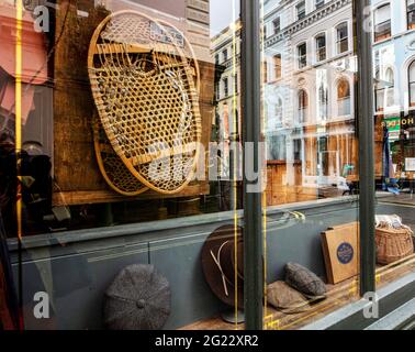 Ungewöhnliches Schaufenster in Holborn, London; ein Gentleman's Ausstatter mit exzentrischen Gegenständen auf der Ausstellung Stockfoto