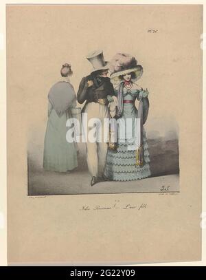 Jolie Personne! L'air fille, nein 26 (1824). Junges Paar, das Arm in Arm geht. Der Mann trägt ein frakiertes, zweireihige Modell mit Revers. Spanbroek. Hohe Mütze. Die Frau in einem Kleid mit Gürtel. Accessoires: Hut mit Federn und Stretchbändern, Halskette aus zwei Schnüren, Schal mit Fransenspitzen, Taschentuch. Hinter ihnen, auf dem Rücken gesehen, ein Modist mit Hutbox in der Hand. ABB. Aus dem 5. Teil von 'Recueil des Scènes Familières et de Société de Paris' von Jean-Gabriel Scheffer und Edmé Jean Pigal, Paris, Le Clos Martinet, 1824. Stockfoto