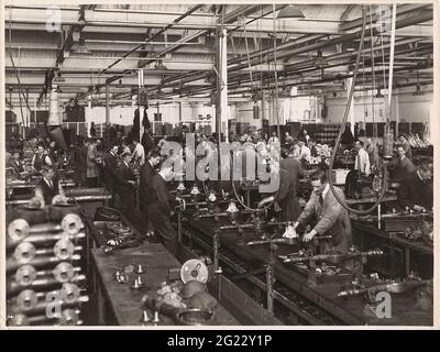 Innenfabrik wolseley Autos mit Arbeitern zu Maschinen. Stockfoto