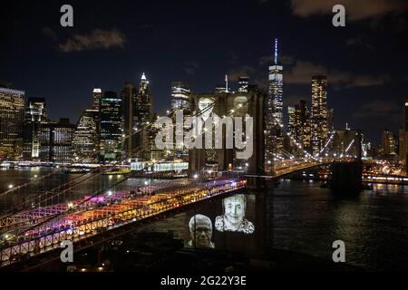 Peking, USA. März 2021. Bilder von New Yorkern, die durch die COVID-19-Pandemie verloren gegangen sind, werden auf die Brooklyn Bridge in New York, USA, am 14. März 2021 projiziert. Quelle: Michael Nagle/Xinhua/Alamy Live News Stockfoto