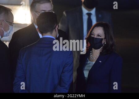 Nicht exklusiv: MEXIKO-STADT, MEXIKO - 7. JUNI: Die Vizepräsidentin der Vereinigten Staaten, Kamala Harris, kommt am Flughafen von Mexiko-Stadt an, um sich mit Mexikaner zu treffen Stockfoto