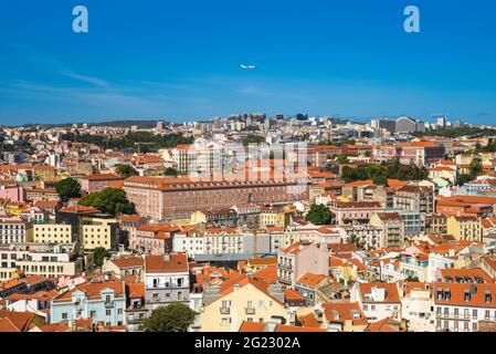 Ein Flugzeug fliegt über lissabon, der Hauptstadt portugals Stockfoto
