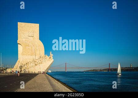 21. September 2018: Denkmal der Entdeckungen am Ufer des Tejo in Lissabon, Portugal. Es feiert das portugiesische Zeitalter der Entdeckung oder Explorati Stockfoto