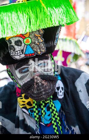 HUNTINGTON BEACH, USA - 04. Juli 2020: Kostüm von La Muerte bei der Parade am 4. Juli in Huntington Beach, Kalifornien. Stockfoto