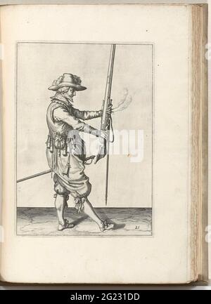 Soldat, der seine Muskete mit beiden Händen aufrecht vor sich hält (Nein 21), ca. 1600. Ein Soldat, rechts, rechts, der eine Muskete (eine bestimmte Art von Schusswaffe) mit beiden Händen für sich hält, die Schlaufe nach oben zeigend, um sie nach links zu bringen (nein 21), ca. 1600. In seiner linken Hand, außer dem Verlauf der Muskete, auch eine Fracht (Musketgabel) und ein brennender Docht. Platte 21 in der Anleitung zum Umgang mit der Muskete: Corte Underquecksilver auf der Figuerliicke Figur, so viel aengaet das rechte ghebruyck vante Musquet. Teil der Illustrationen in: J. de Gheyn, Waffenoper von Roers Musquette A Stockfoto