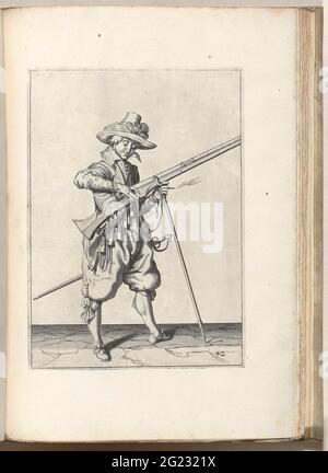 Soldat auf der Wache, dass der Docht auf dem Hahn seiner Muskete den richtigen Platz und die richtige Form gibt (Nr. 42), ca. 1600. Ein Soldat, der in voller Länge auf der rechten Seite wartet, was eine Muskete (eine bestimmte Art von Schusswaffe) ist, mit seiner linken Hand hält er an der Gabel der Furket (Musket-Gabel), wo der Kurs unterstützt (Nr. 42), ca. 1600. Mit Daumen und Mittelfinger seiner rechten Hand gibt er dem brennenden Docht auf dem Hahn (Teil des Entzündungsmechanismus) seiner Muskete den richtigen Platz und die richtige Form. Tafel 42 in der Anleitung zum Umgang mit der Muskete: Corte Underquecksilver auf der Figuerliicke Figur, SOO viele Aengaet Stockfoto